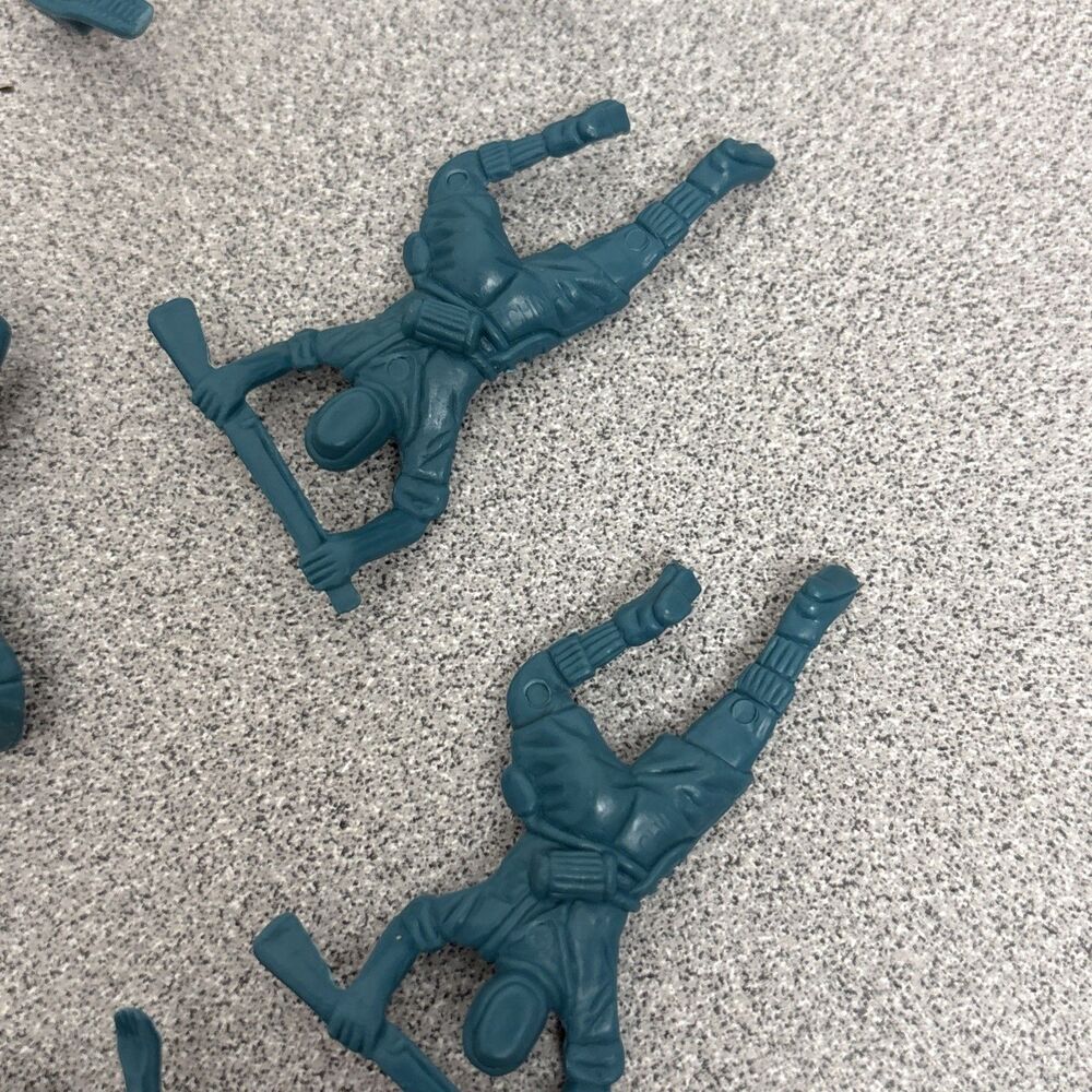 Vintage US Soldiers Metallic Blue Army Figures Men Lot Of 25 Mixed - Picture 6 of 10
